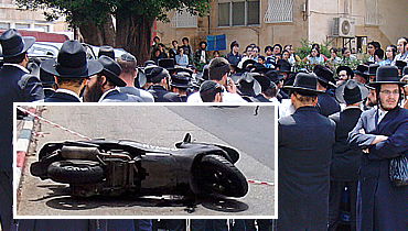 ההלוויה, היום. בקטן: האופנוע