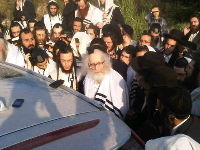 הגר"א ברלנד עם חסידיו, בעמוקה