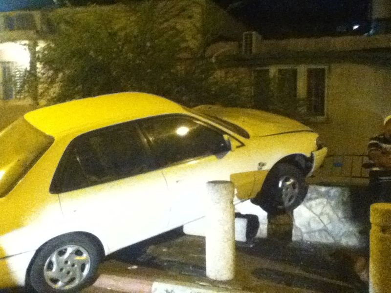 ב"ב: רכב עלה על הגדר, אין נפגעים