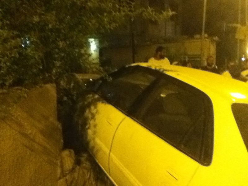 ב"ב: רכב עלה על הגדר, אין נפגעים