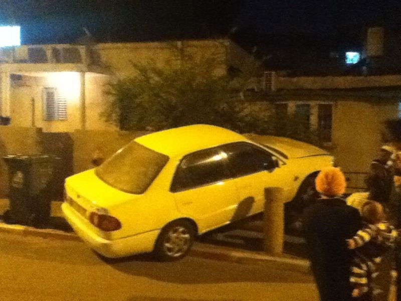 ב"ב: רכב עלה על הגדר, אין נפגעים