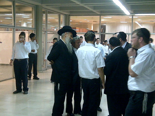 מה חיפש הזמר מרדכי בן דוד באישון לילה בישיבת 'חברון'?