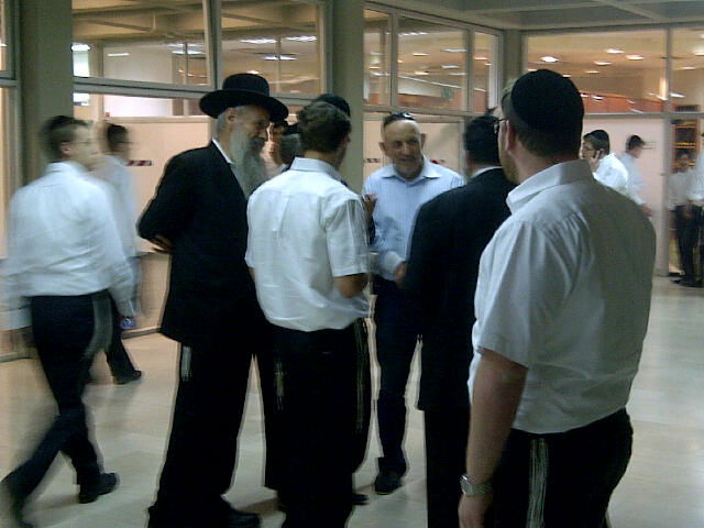 מה חיפש הזמר מרדכי בן דוד באישון לילה בישיבת 'חברון'?