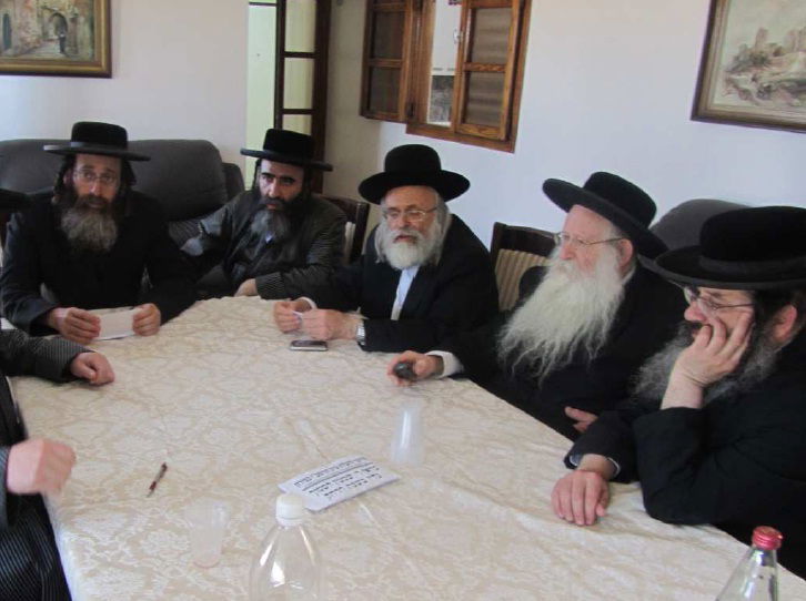 אנשי 'העדה' ו'תולדות אהרון' בפגישה עם נציג החברה