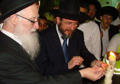 הרב יעקב יוסף בהדלקה