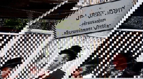 תלמידי ישיבה ליד לשכת גיוס