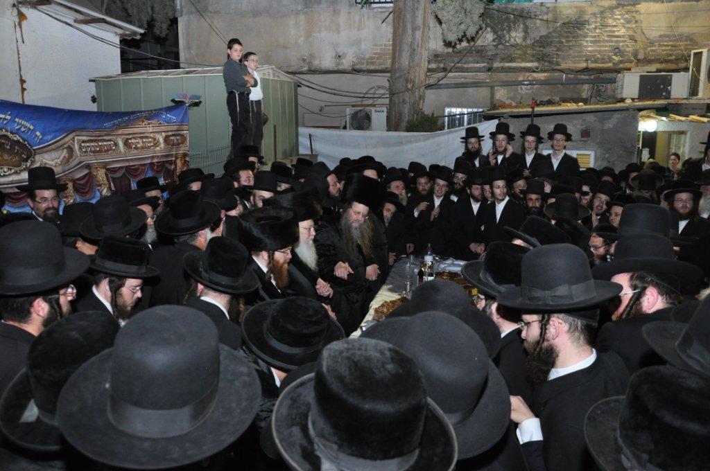 שמחת אירוסין: בת האדמו"ר מקוזמיר עם נכד האדמו"ר מסלונים