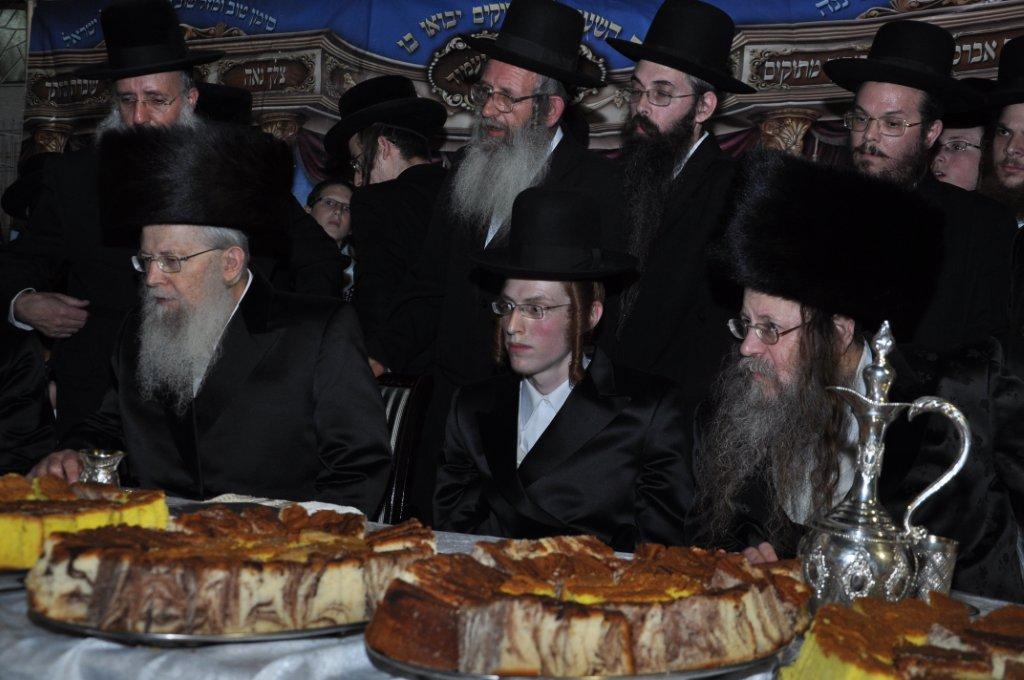 שמחת אירוסין: בת האדמו"ר מקוזמיר עם נכד האדמו"ר מסלונים