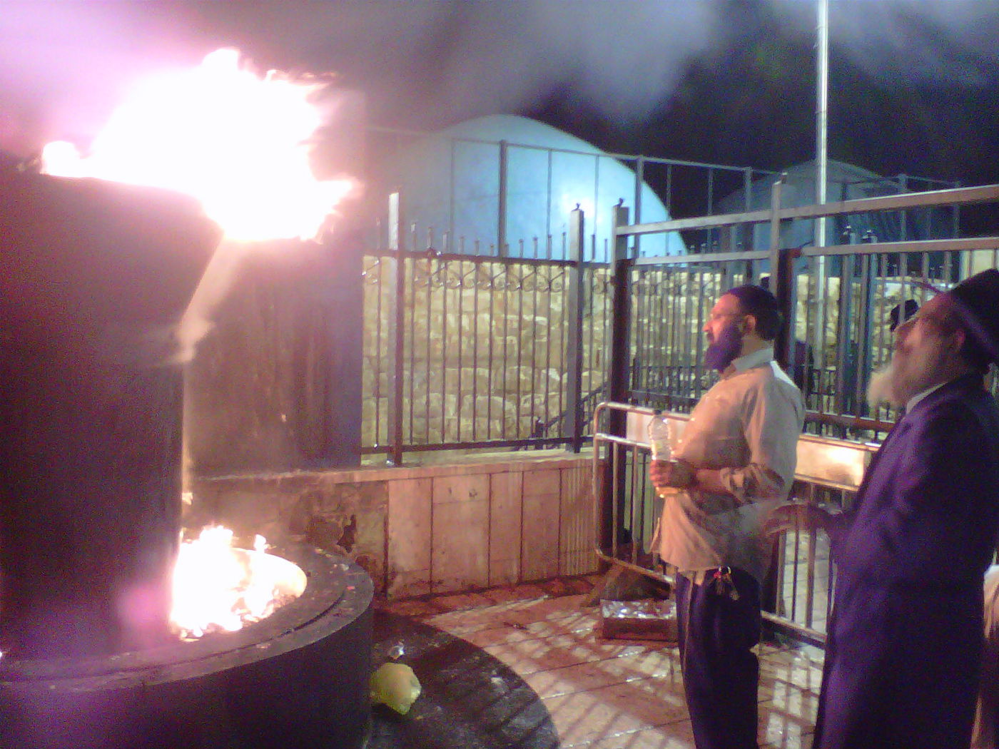 שלהבת ה'גארטלא'ך' עולה מעליה