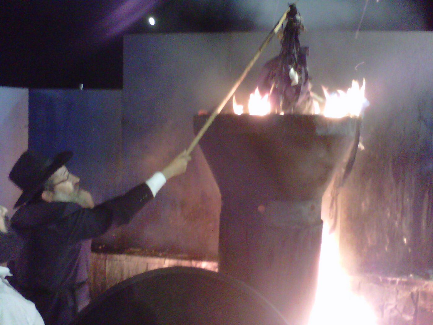 שלהבת ה'גארטלא'ך' עולה מעליה