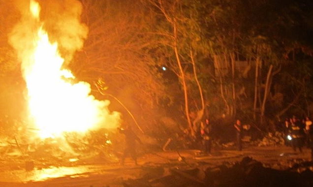 הכבאים והתלמידים סמוך לישיבה