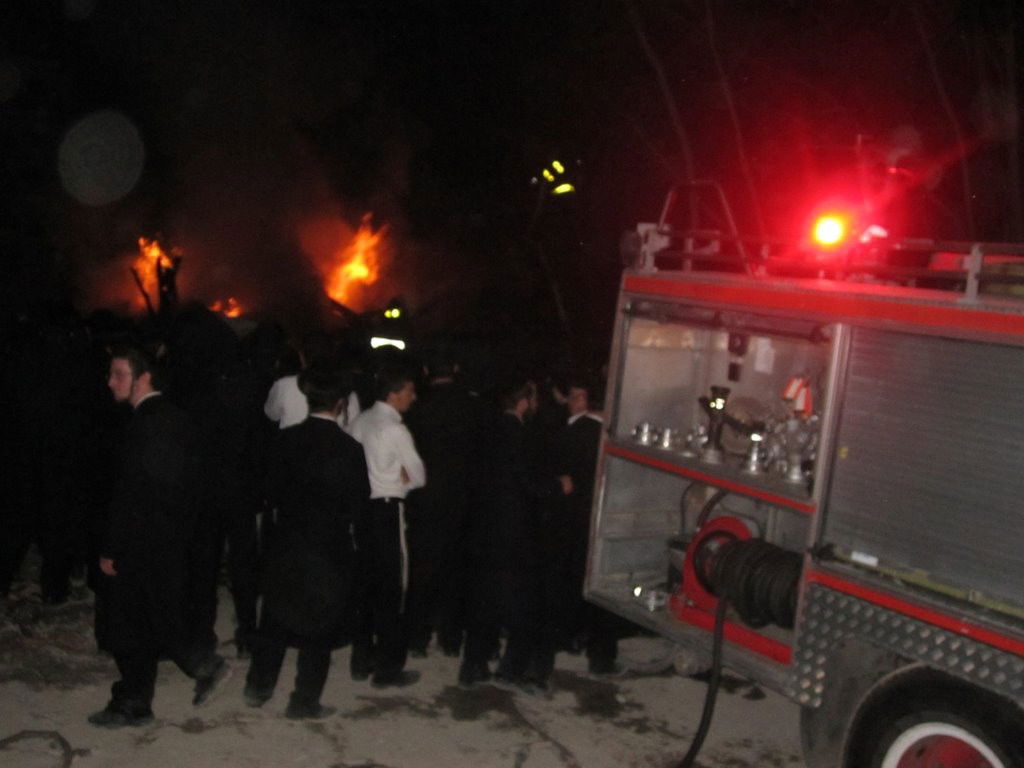 תיעוד: שריפה פרצה בסמוך לישיבה, הבחורים פונו