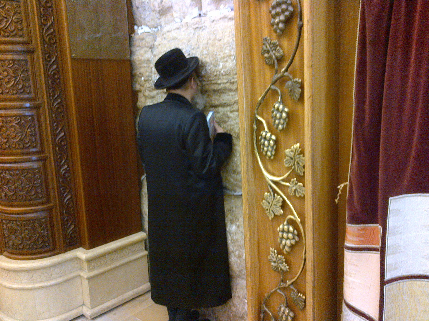 יום אחרי ההכתרה: האדמו"ר מדז'יקוב הגיע לכותל