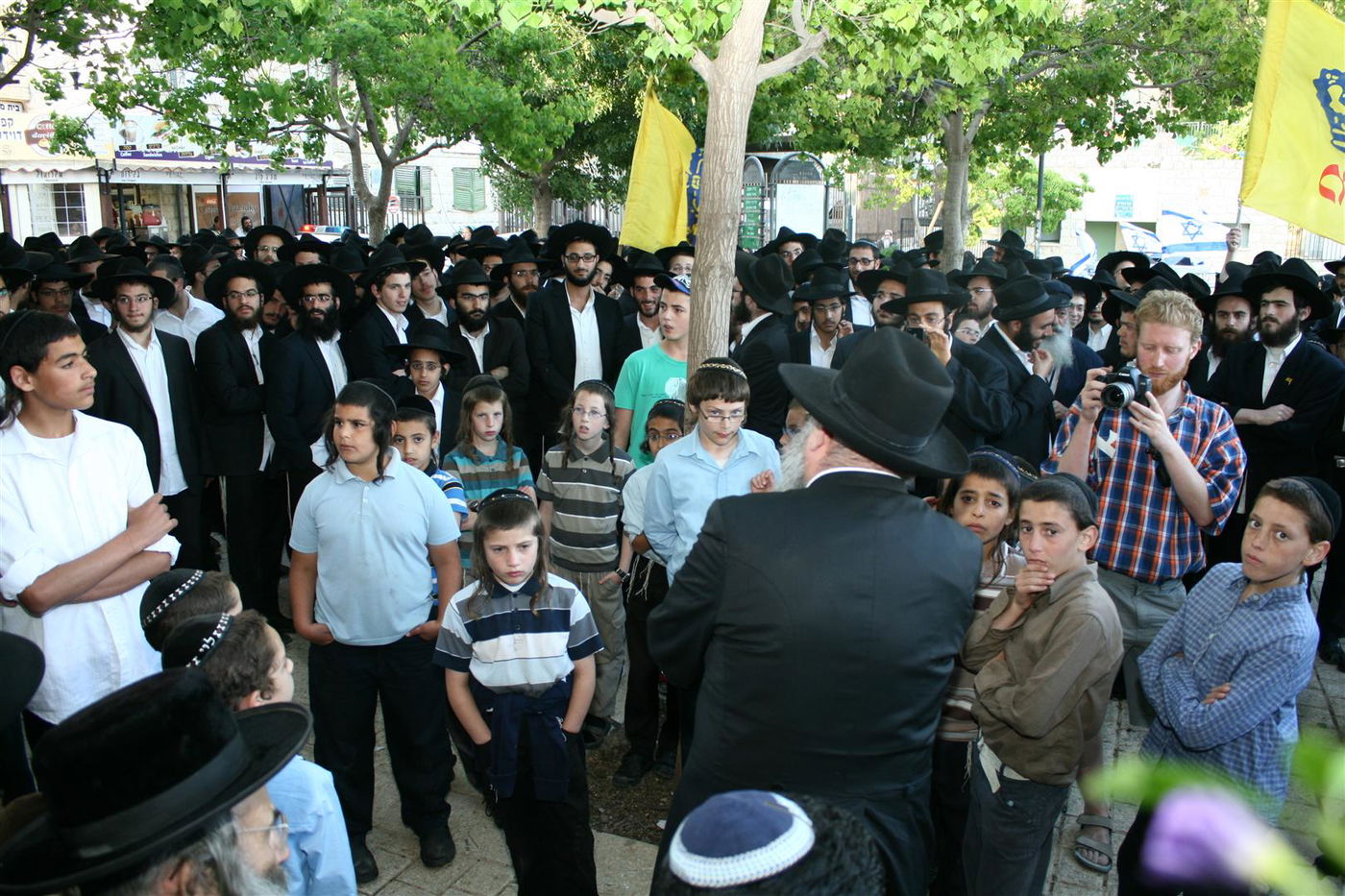 צפו בגלריה: צפת חגגה עם ספרי-התורה האבודים