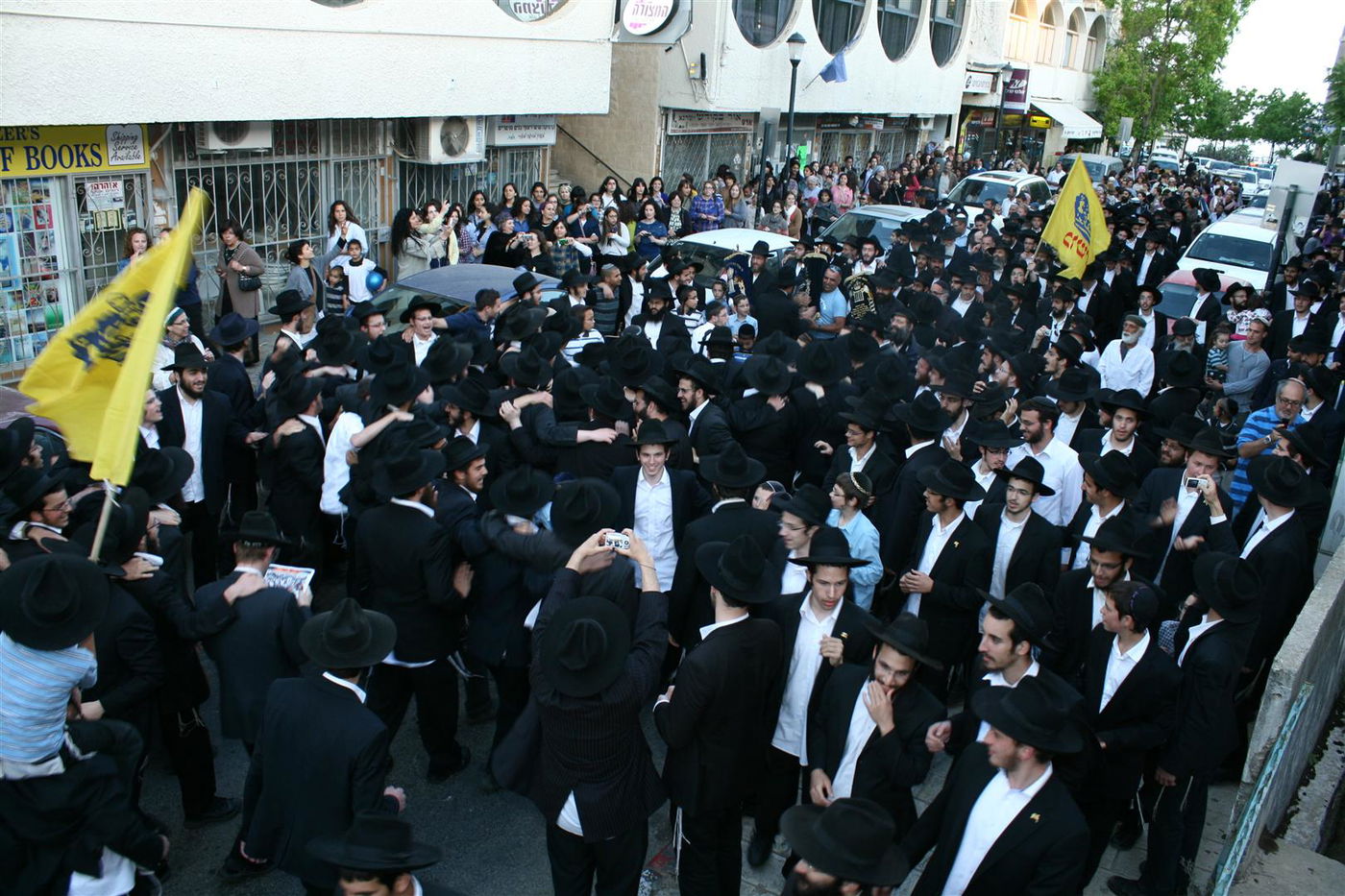 צפו בגלריה: צפת חגגה עם ספרי-התורה האבודים