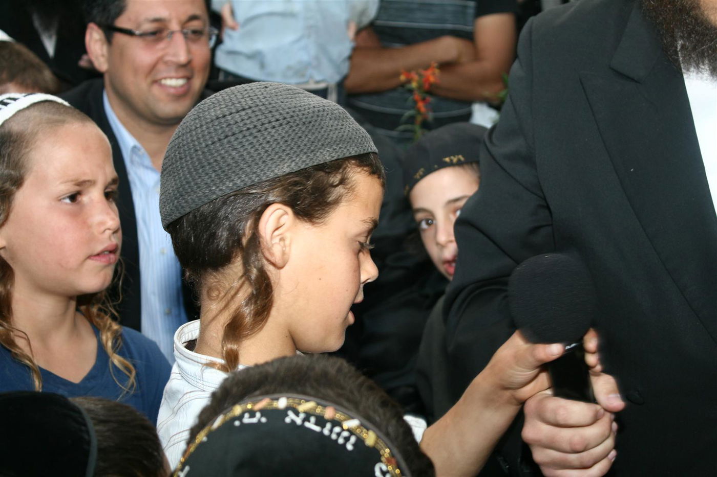 צפו בגלריה: צפת חגגה עם ספרי-התורה האבודים