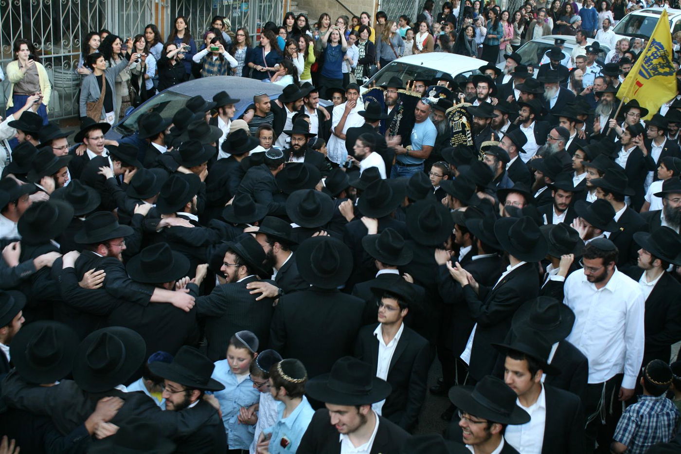 צפו בגלריה: צפת חגגה עם ספרי-התורה האבודים