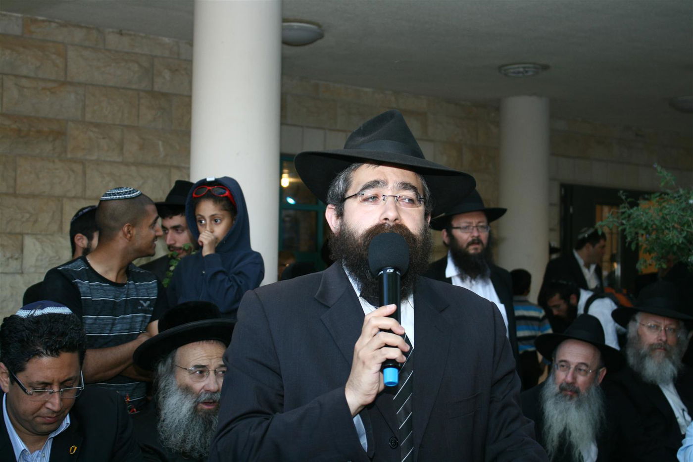 צפו בגלריה: צפת חגגה עם ספרי-התורה האבודים