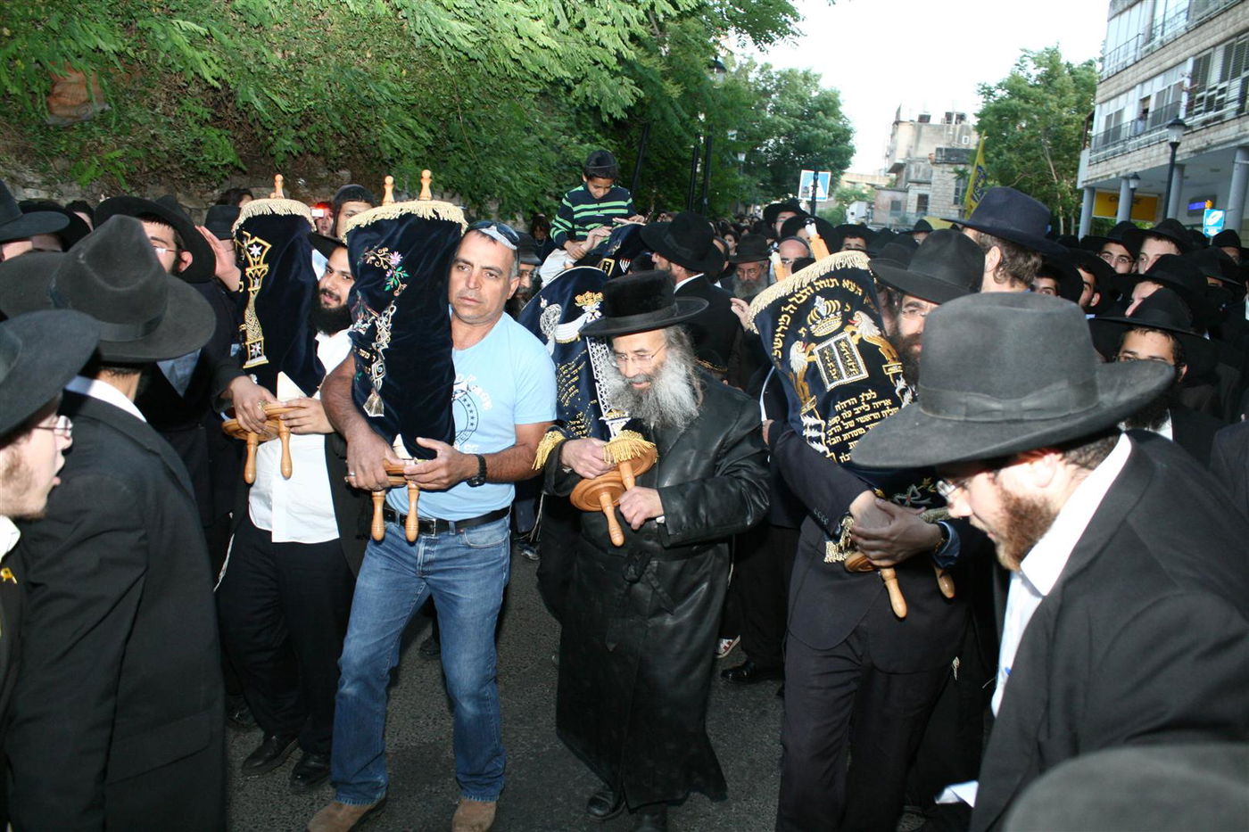 צפו בגלריה: צפת חגגה עם ספרי-התורה האבודים