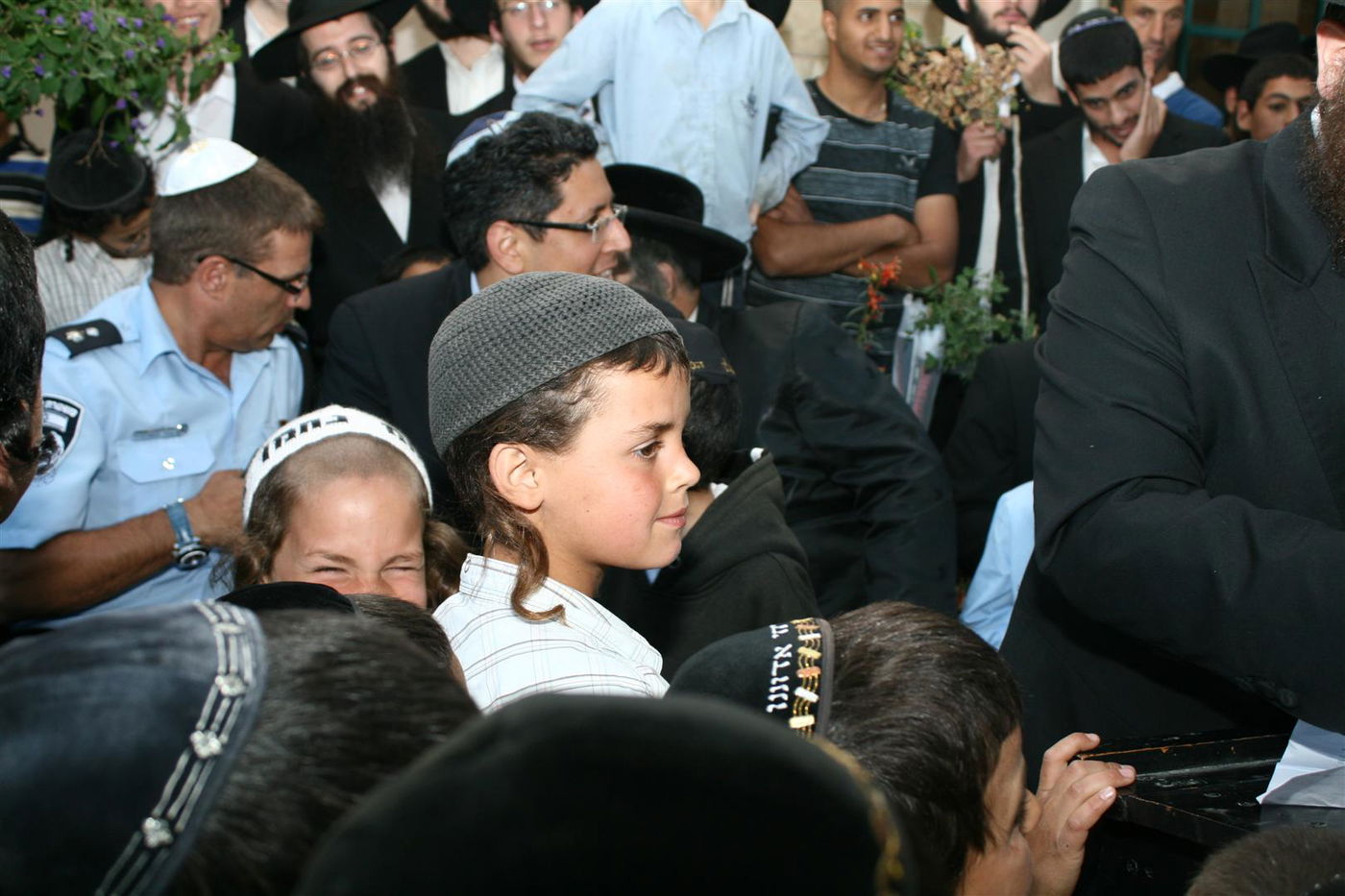 צפו בגלריה: צפת חגגה עם ספרי-התורה האבודים