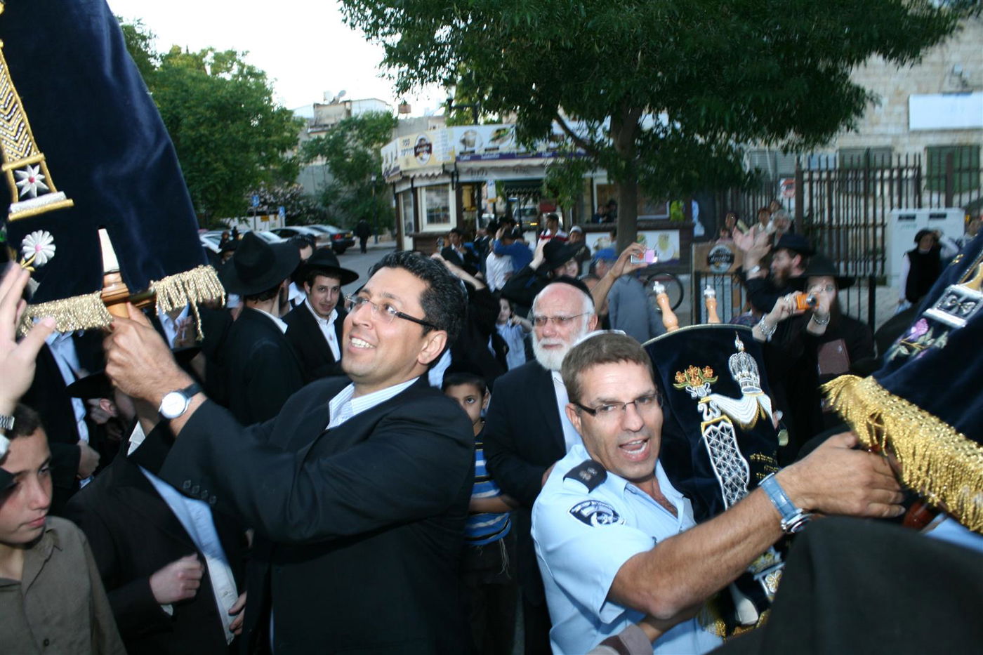 צפו בגלריה: צפת חגגה עם ספרי-התורה האבודים