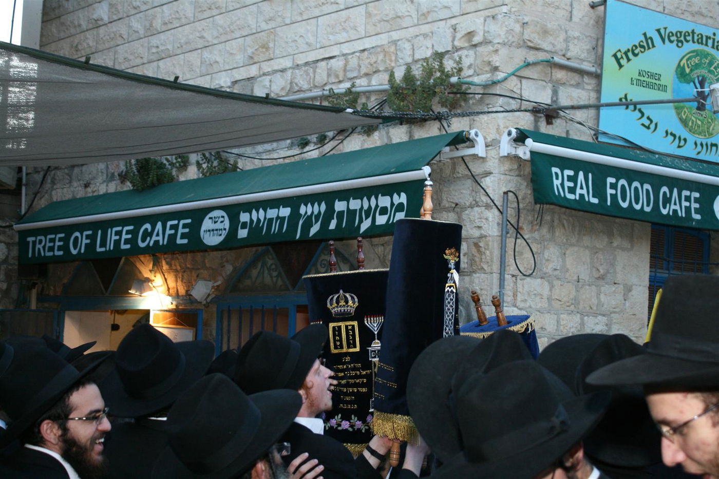 צפו בגלריה: צפת חגגה עם ספרי-התורה האבודים