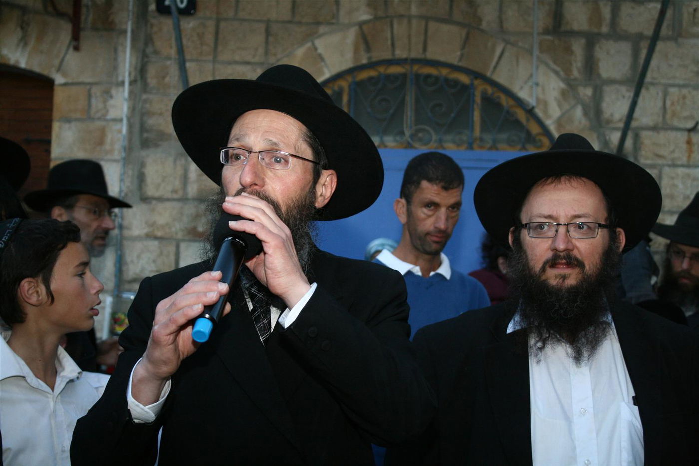 צפו בגלריה: צפת חגגה עם ספרי-התורה האבודים