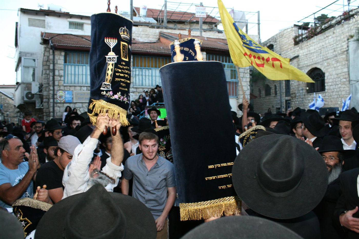 צפו בגלריה: צפת חגגה עם ספרי-התורה האבודים