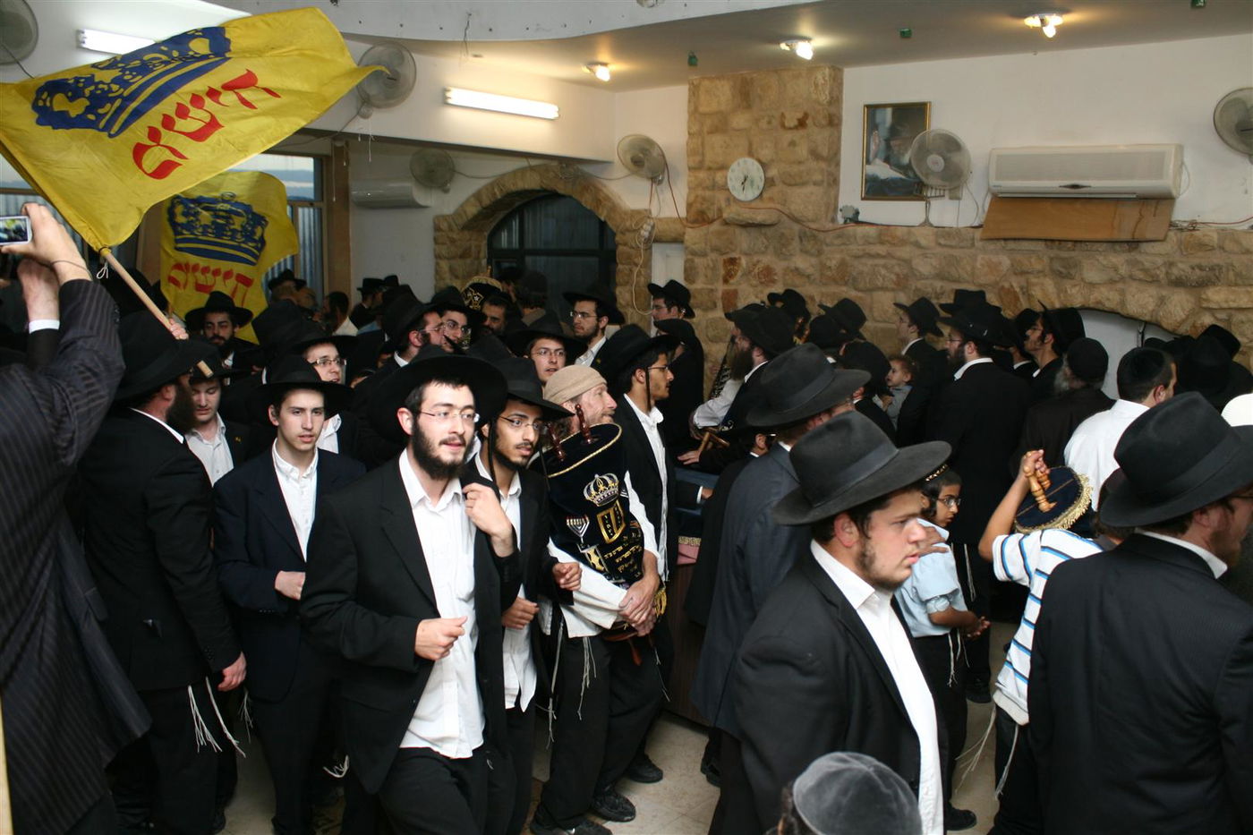 צפו בגלריה: צפת חגגה עם ספרי-התורה האבודים