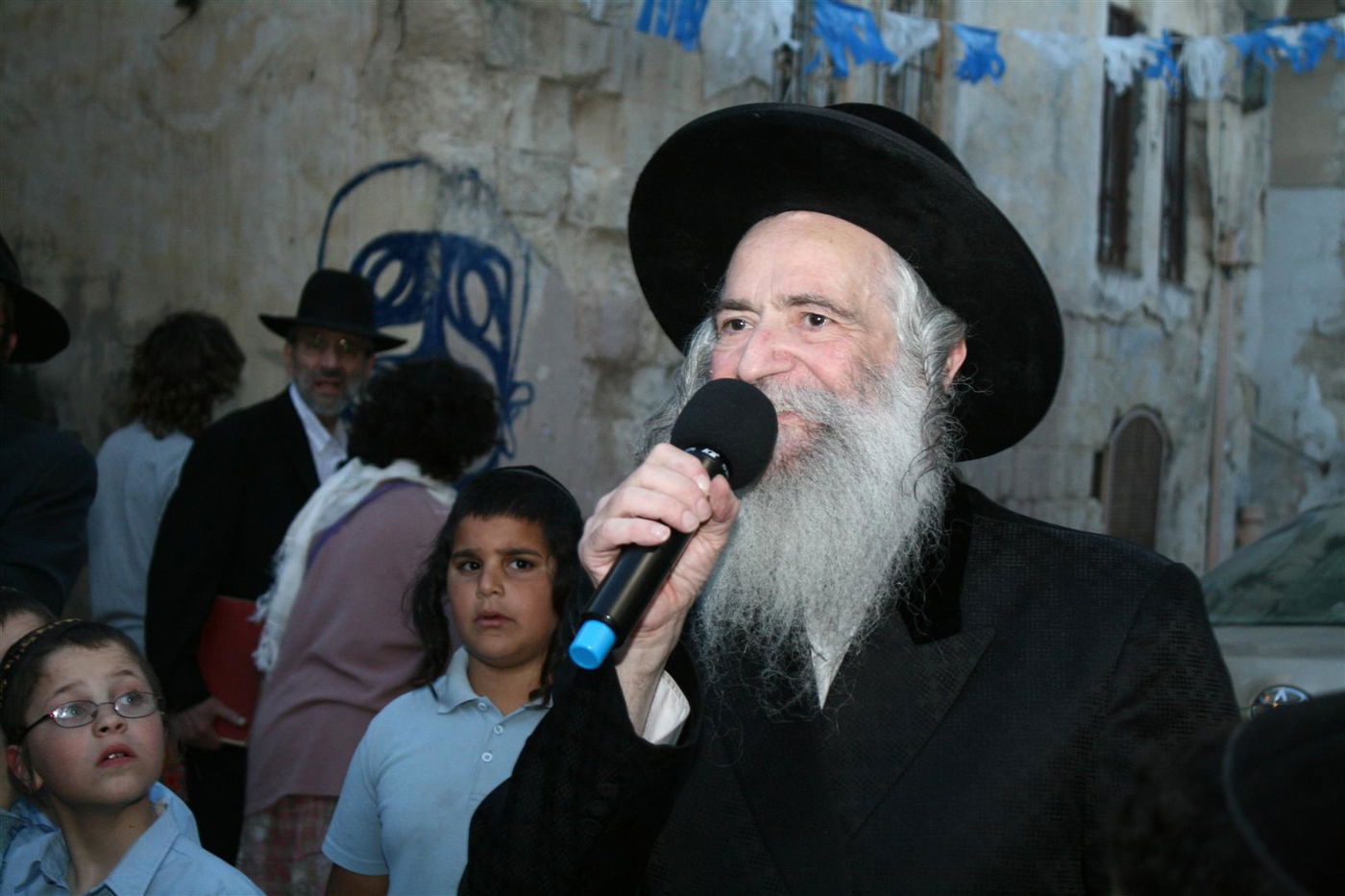 צפו בגלריה: צפת חגגה עם ספרי-התורה האבודים