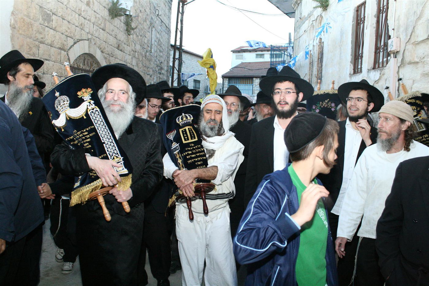 צפו בגלריה: צפת חגגה עם ספרי-התורה האבודים