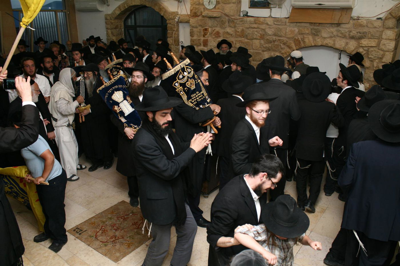 צפו בגלריה: צפת חגגה עם ספרי-התורה האבודים