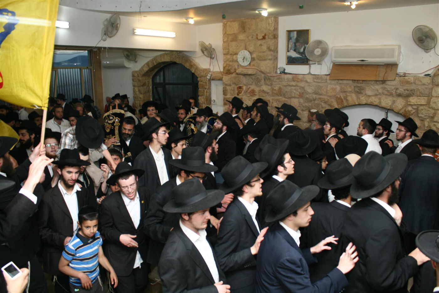 צפו בגלריה: צפת חגגה עם ספרי-התורה האבודים