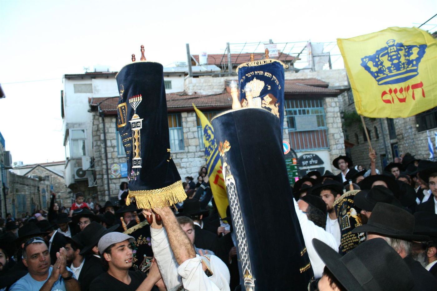 צפו בגלריה: צפת חגגה עם ספרי-התורה האבודים