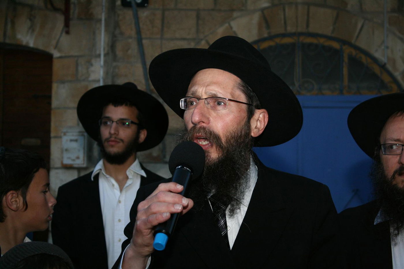 צפו בגלריה: צפת חגגה עם ספרי-התורה האבודים