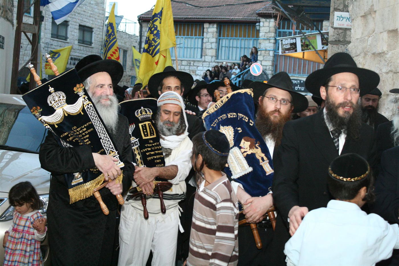 צפו בגלריה: צפת חגגה עם ספרי-התורה האבודים