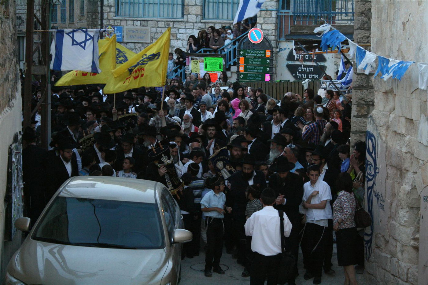 צפו בגלריה: צפת חגגה עם ספרי-התורה האבודים