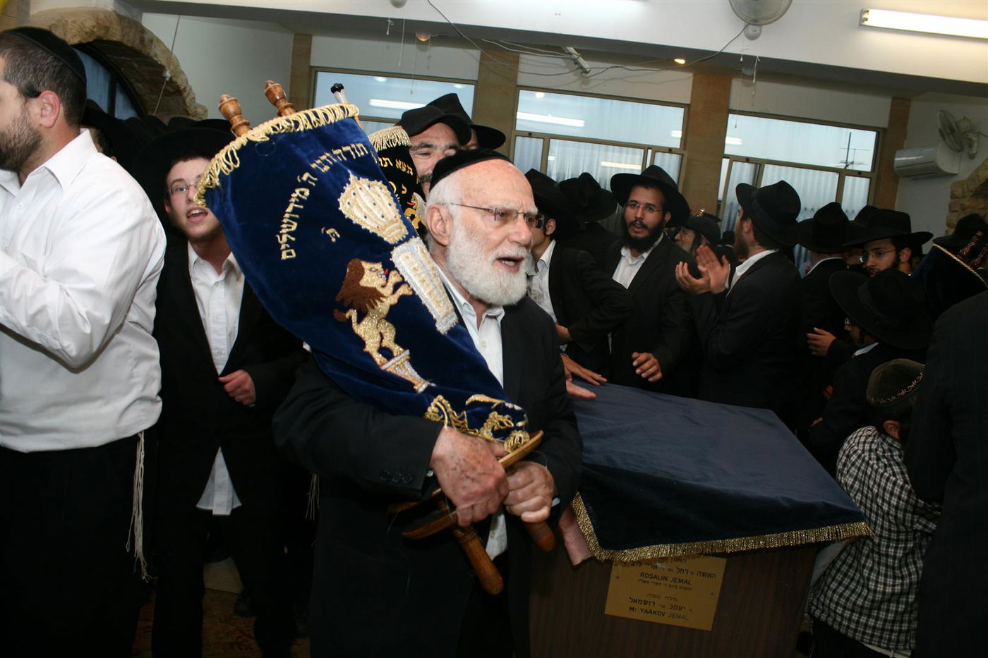 צפו בגלריה: צפת חגגה עם ספרי-התורה האבודים