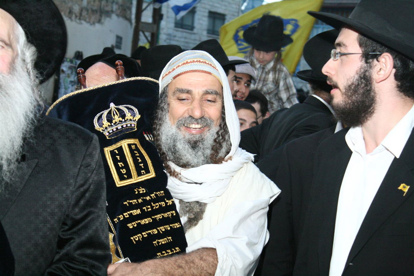 צפו בגלריה: צפת חגגה עם ספרי-התורה האבודים