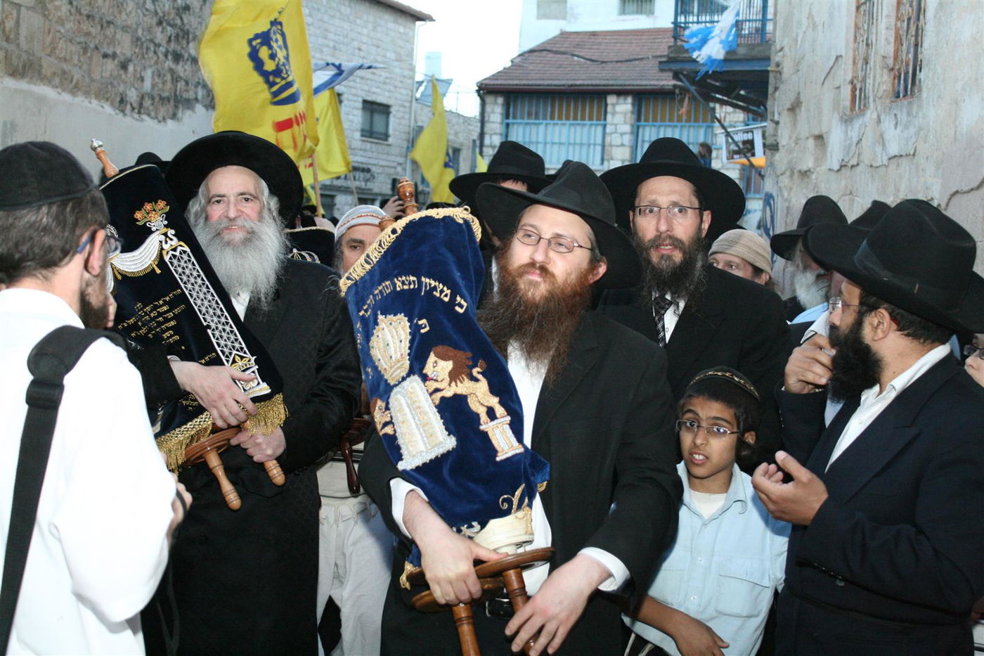 צפו בגלריה: צפת חגגה עם ספרי-התורה האבודים