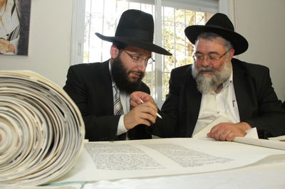 גלריה: הראשון לציון הרב בקשי דורון חגג עם ספר התורה