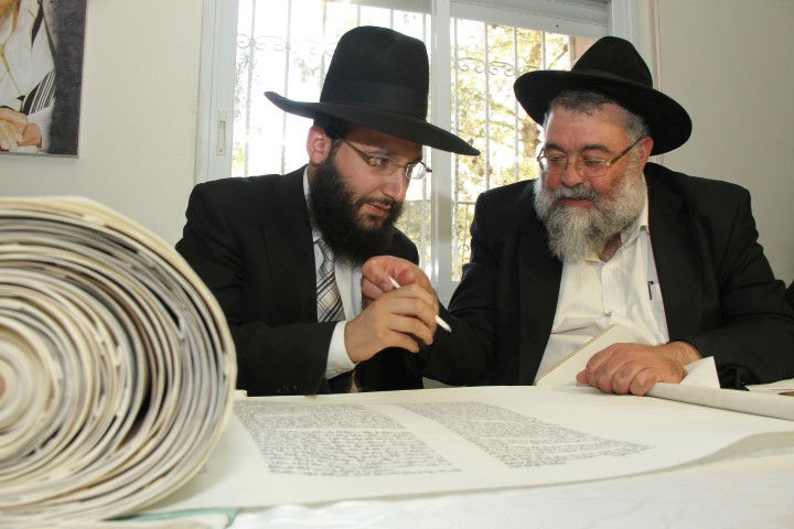 גלריה: הראשון לציון הרב בקשי דורון חגג עם ספר התורה