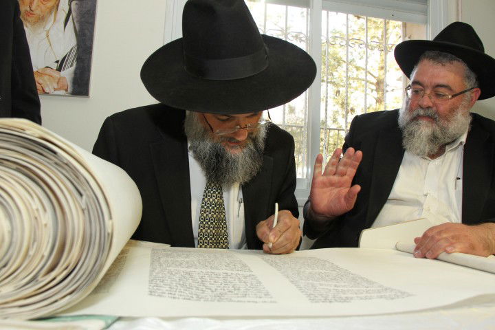 גלריה: הראשון לציון הרב בקשי דורון חגג עם ספר התורה