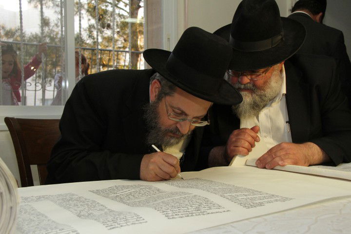 גלריה: הראשון לציון הרב בקשי דורון חגג עם ספר התורה