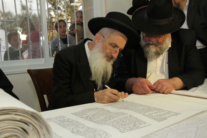 גלריה: הראשון לציון הרב בקשי דורון חגג עם ספר התורה