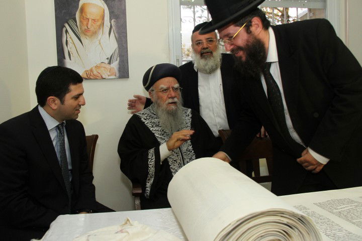 גלריה: הראשון לציון הרב בקשי דורון חגג עם ספר התורה