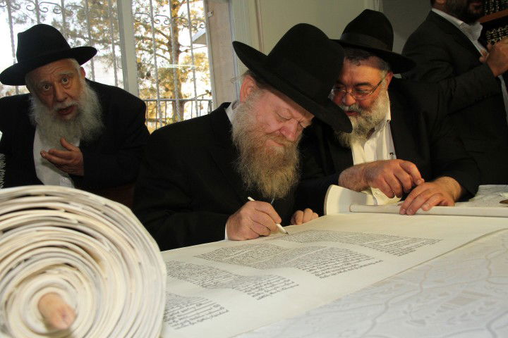 גלריה: הראשון לציון הרב בקשי דורון חגג עם ספר התורה