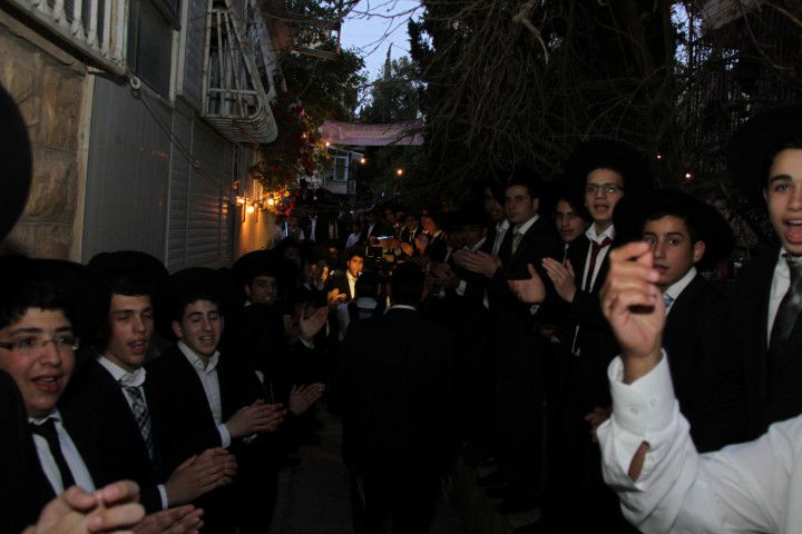 גלריה: הראשון לציון הרב בקשי דורון חגג עם ספר התורה