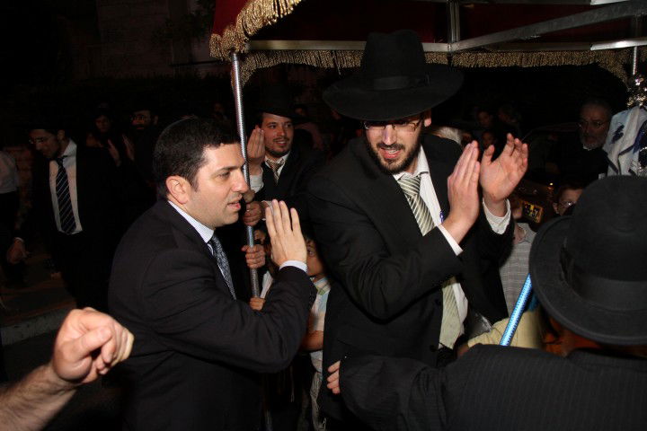 גלריה: הראשון לציון הרב בקשי דורון חגג עם ספר התורה