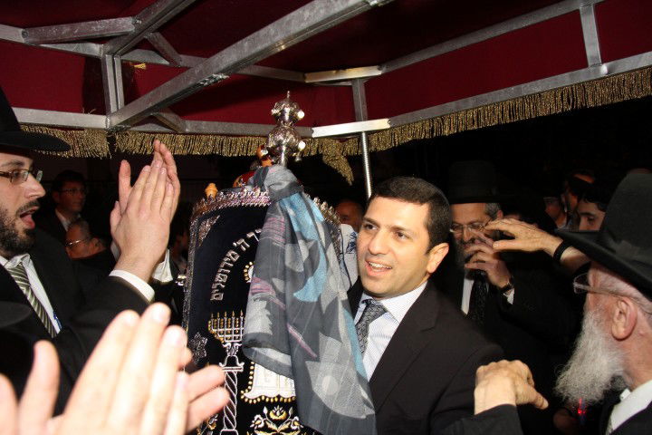 גלריה: הראשון לציון הרב בקשי דורון חגג עם ספר התורה